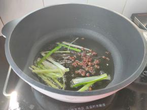 起锅，倒入1大勺植物油，加花椒、葱丝炸香。