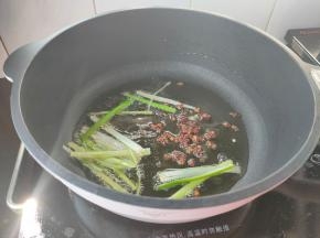 起锅，倒入1大勺植物油，加花椒、葱丝炸香。