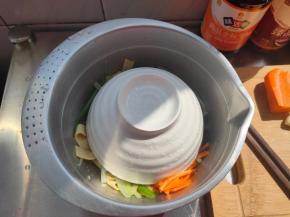 把烧热的花椒油淋到调料上，盖上一个大碗，扣住。