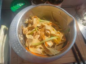 焖个三五分钟后，拌匀装盘即可。