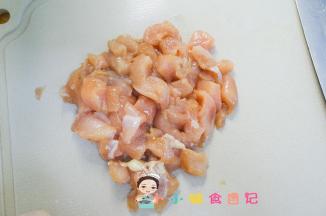 鸡胸肉切成小丁，可以用酱油腌渍也可以直接用原味
