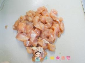 鸡胸肉切成小丁，可以用酱油腌渍也可以直接用原味