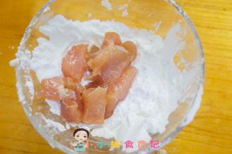 鸡胸肉轻轻拍一层玉米淀粉