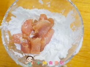鸡胸肉轻轻拍一层玉米淀粉