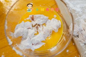 接着裹一层鸡蛋液