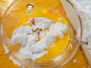 接着裹一层鸡蛋液