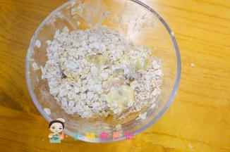 最后裹上即食麦片/面包糠，用面包糠会更好吃