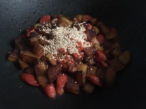 继续倒入2勺生抽、孜然粉、辣椒粉、熟白芝麻翻拌均匀；