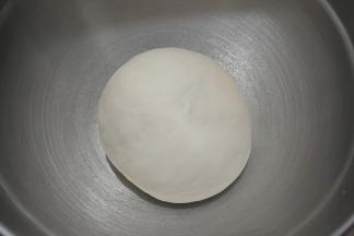 将中种面团的所有材料混合揉成面团，放入打蛋盆内，盖上保鲜膜放入冰箱冷藏发酵17小时。