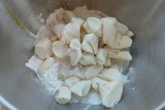 主面团黄油以外的材料放入厨师机面桶内，发酵好的种面剪成小块也一并放入，厨师机2档搅打十分钟左右，可揉成光滑的面团且略有筋度。