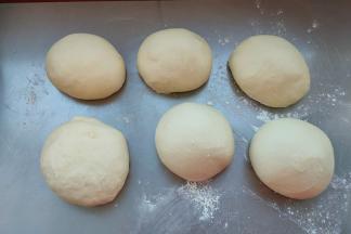 将面团称重均分为6个小面团，滚圆，盖保鲜膜松弛5-10分钟。
