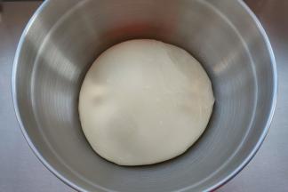 揉好的面团整理光滑，保鲜膜密封，室温静置30分钟。