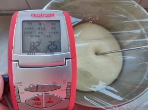 揉好的面团温度最好控制在26度左右最佳。