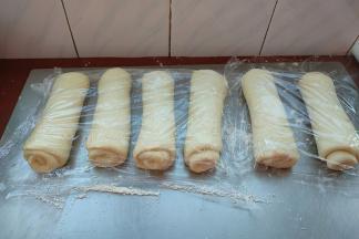 全部卷好，盖保鲜膜松弛15分钟。