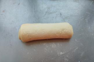 翻面，自上而下卷起成圆柱状。