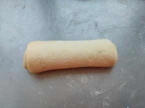 翻面，自上而下卷起成圆柱状。