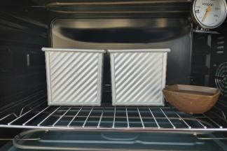 三个一组放入吐司盒，在烤箱内发酵，设置38度，放一碗热水。