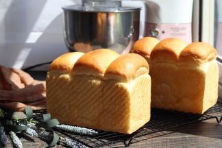 出炉后轻震一下模具，脱模，面包表面可刷上一层薄薄的黄油，在晾架上放至手温装袋保存。