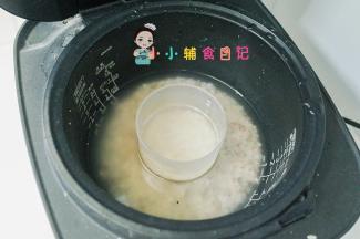 电饭锅煮成米饭备用