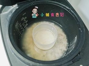 电饭锅煮成米饭备用