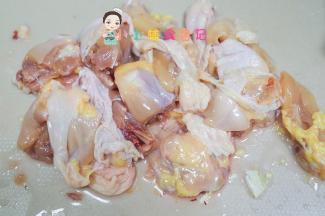 将鸡切成块，我这个是嫩鸡所以很快就煮熟了