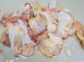 将鸡切成块，我这个是嫩鸡所以很快就煮熟了