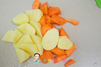 土豆、胡萝卜切滚刀块