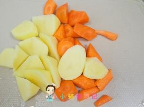 土豆、胡萝卜切滚刀块