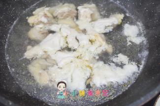 锅里冷水加姜片放入鸡块焯水