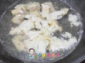 锅里冷水加姜片放入鸡块焯水