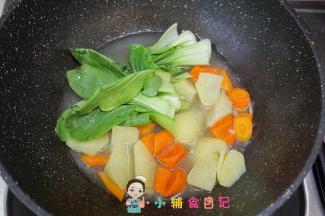 放入青菜烫一下，捞出