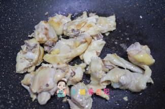 锅里加一点油将鸡块稍微炒一下有点微黄色盛出备用