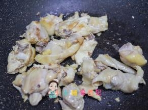 锅里加一点油将鸡块稍微炒一下有点微黄色盛出备用
