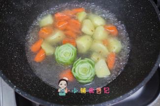 锅里加水，放入胡萝卜跟土豆还有青菜根部，因为比较大难熟