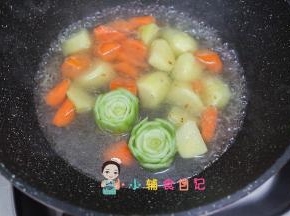 锅里加水，放入胡萝卜跟土豆还有青菜根部，因为比较大难熟