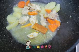 等土豆跟胡萝卜煮透后放入鸡块
