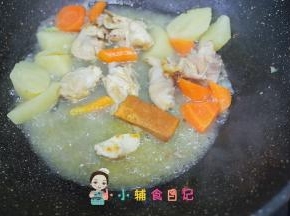 等土豆跟胡萝卜煮透后放入鸡块