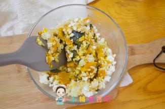 准备一个碗把南瓜饭盛出来+一大勺马苏里拉芝士混合均匀