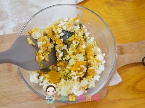 准备一个碗把南瓜饭盛出来+一大勺马苏里拉芝士混合均匀