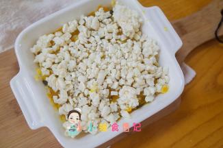 表面撒马苏里拉芝士