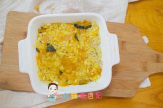 把南瓜饭放入烤碗里压平