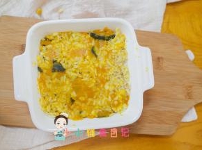 把南瓜饭放入烤碗里压平