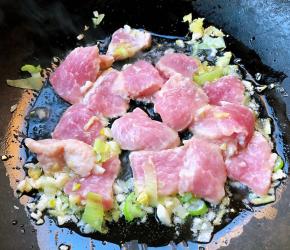 放入鲜猪肉片炒至变色