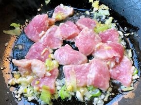 放入鲜猪肉片炒至变色