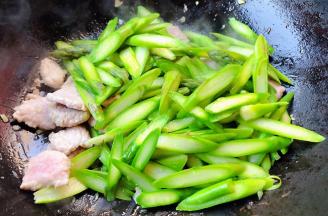 放入芦笋片大火快速翻炒