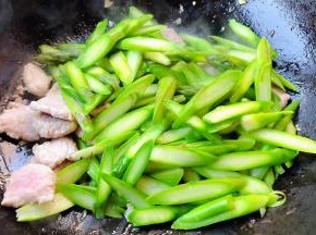 放入芦笋片大火快速翻炒
