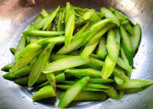 焯好水的芦笋立即放入冷水中过凉沥干水份