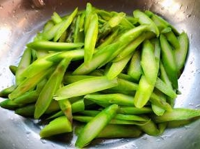 焯好水的芦笋立即放入冷水中过凉沥干水份