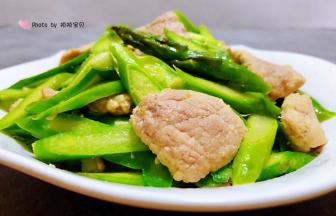 鲜美可口的芦笋炒肉装入盘中