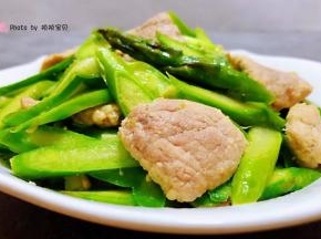鲜美可口的芦笋炒肉装入盘中